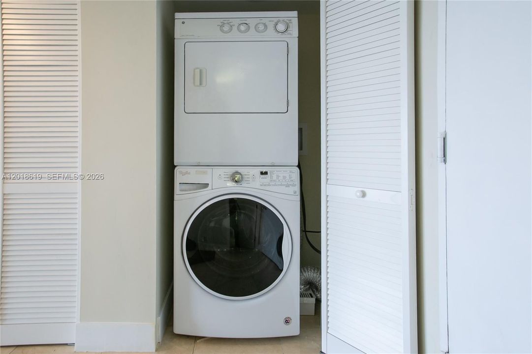 For Sale: $250,000 (2 beds, 3 baths, 1950 Square Feet)