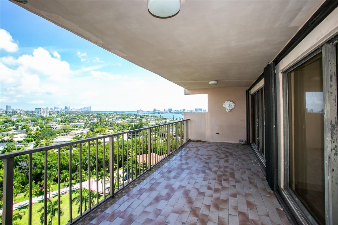 For Sale: $250,000 (2 beds, 3 baths, 1950 Square Feet)