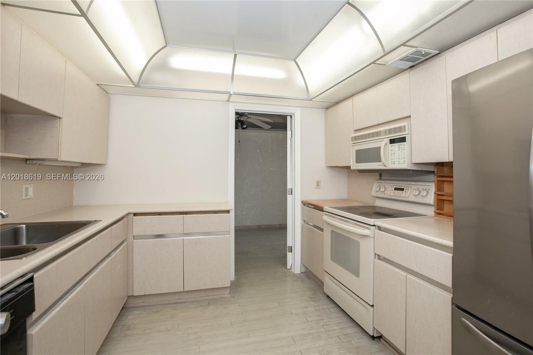 For Sale: $250,000 (2 beds, 3 baths, 1950 Square Feet)