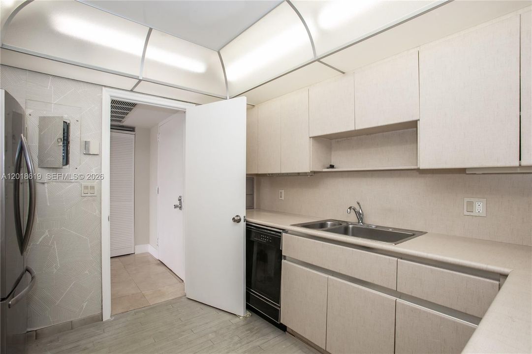 For Sale: $250,000 (2 beds, 3 baths, 1950 Square Feet)