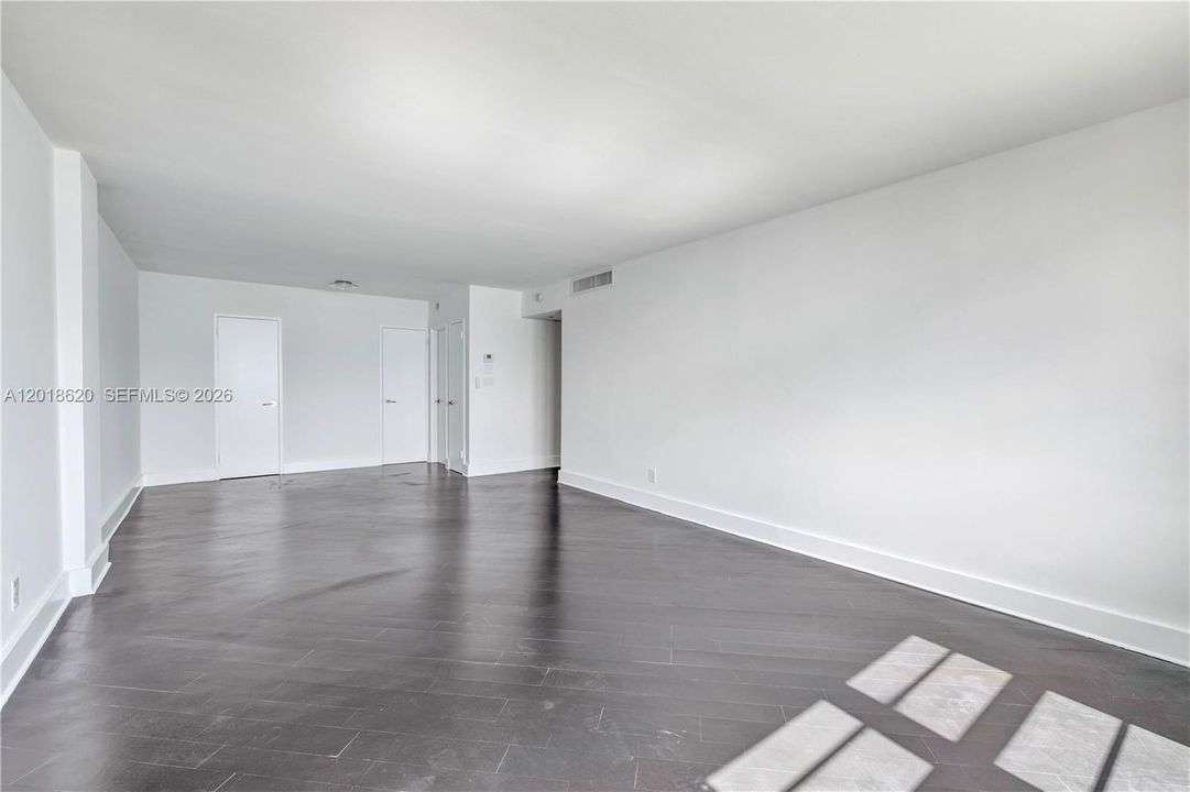 Activo con contrato: $7,200 (3 camas, 2 baños, 2060 Pies cuadrados)