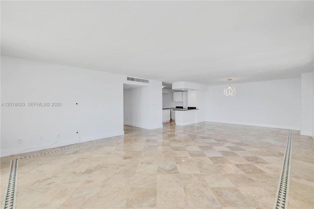 Activo con contrato: $7,200 (3 camas, 2 baños, 2060 Pies cuadrados)