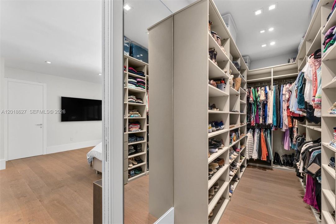 For Sale: $7,495,000 (7 beds, 6 baths, 4513 Square Feet)