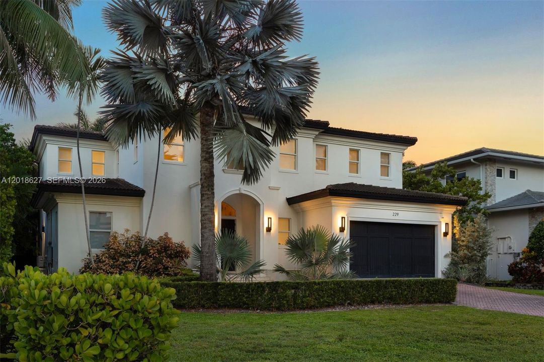 For Sale: $7,495,000 (7 beds, 6 baths, 4513 Square Feet)