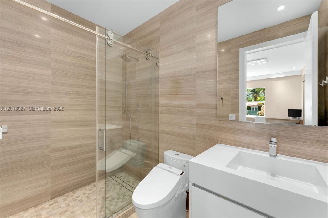 For Sale: $7,495,000 (7 beds, 6 baths, 4513 Square Feet)
