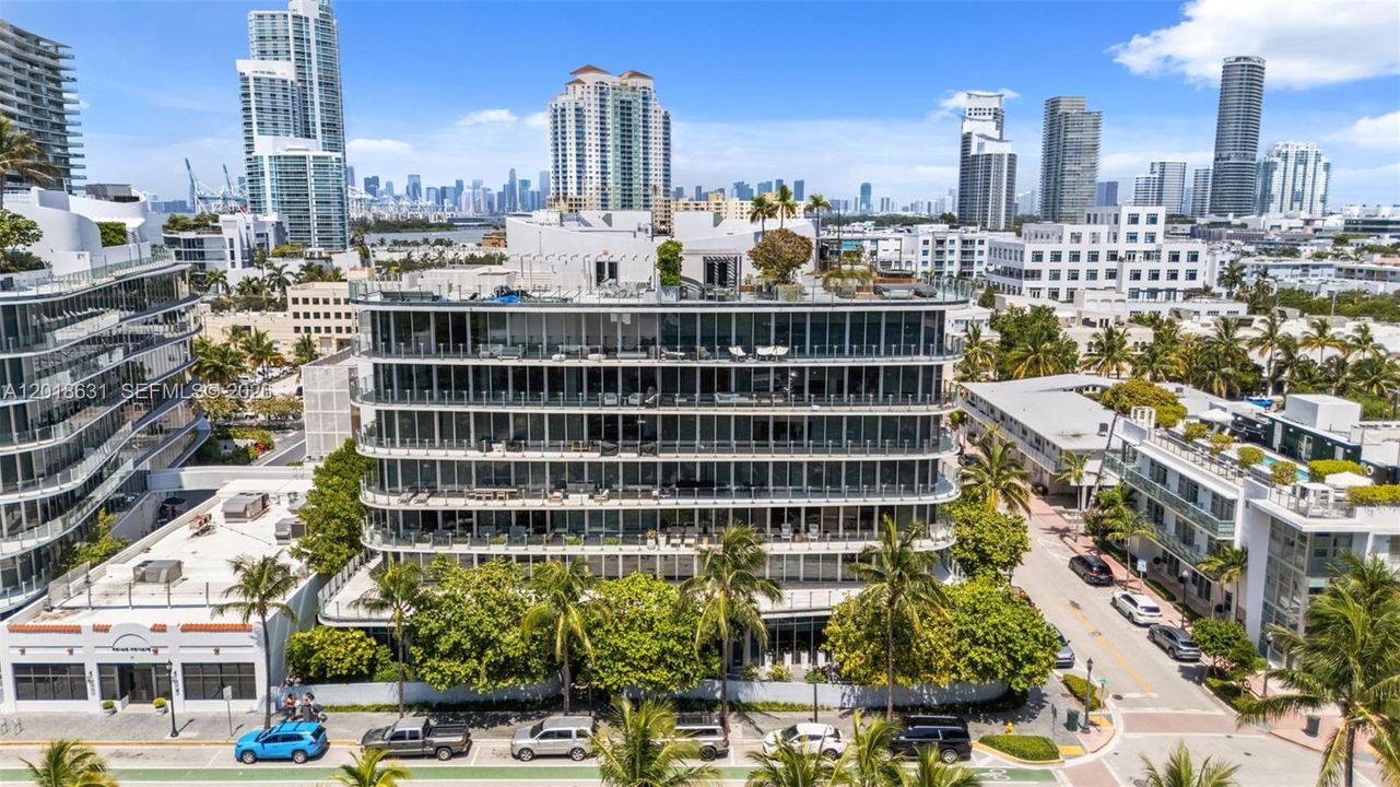 For Sale: $1,299,000 (1 beds, 1 baths, 818 Square Feet)