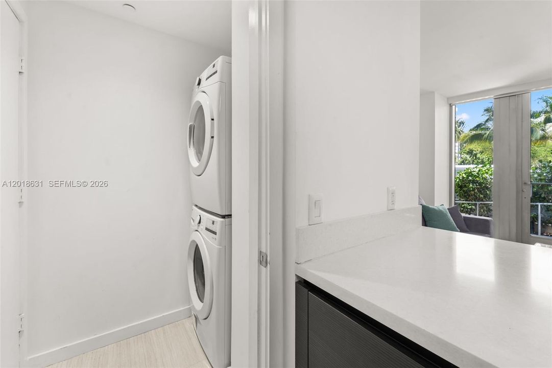 For Sale: $1,299,000 (1 beds, 1 baths, 818 Square Feet)