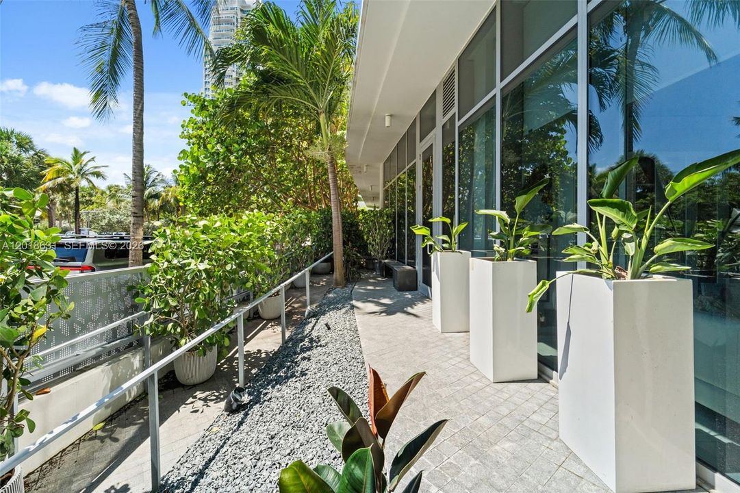 For Sale: $1,299,000 (1 beds, 1 baths, 818 Square Feet)