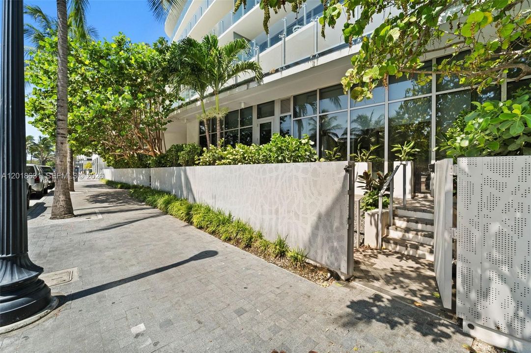 For Sale: $1,299,000 (1 beds, 1 baths, 818 Square Feet)