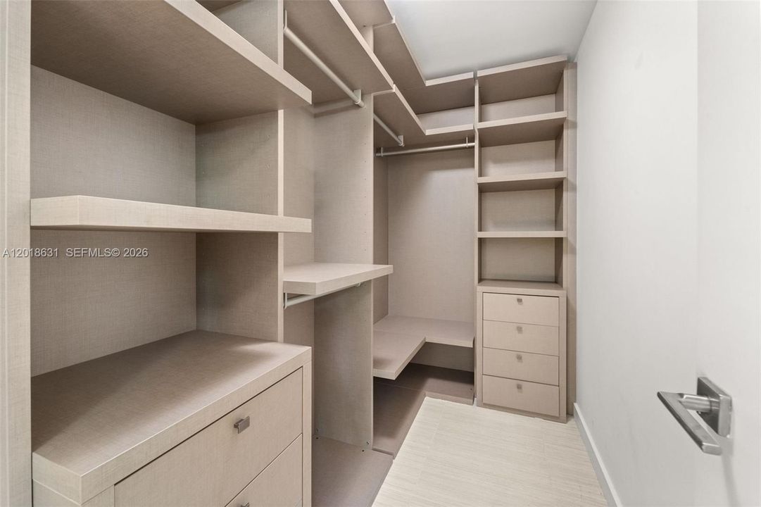 For Sale: $1,299,000 (1 beds, 1 baths, 818 Square Feet)