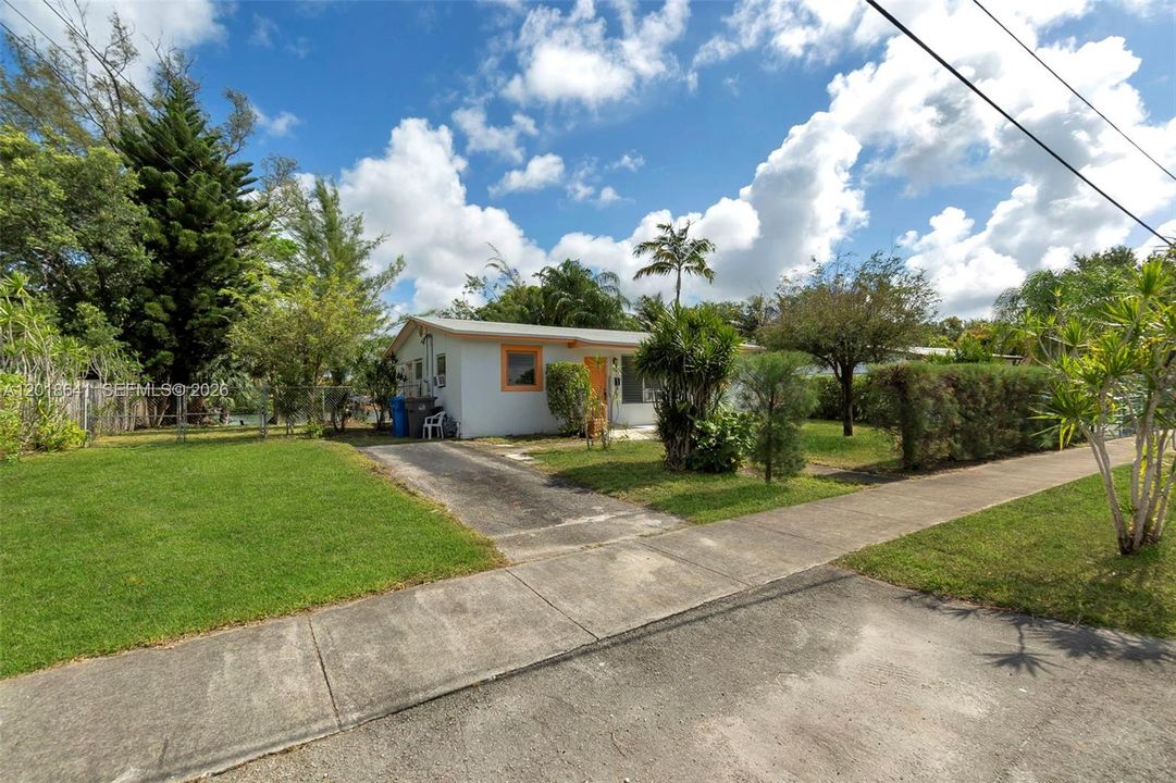 Active With Contract: $375,000 (3 beds, 2 baths, 1197 Square Feet)