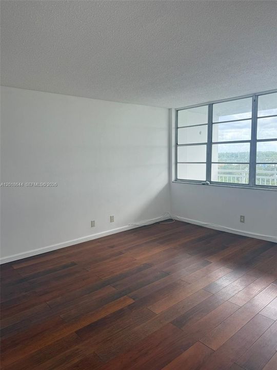 Activo con contrato: $1,300 (1 camas, 1 baños, 790 Pies cuadrados)
