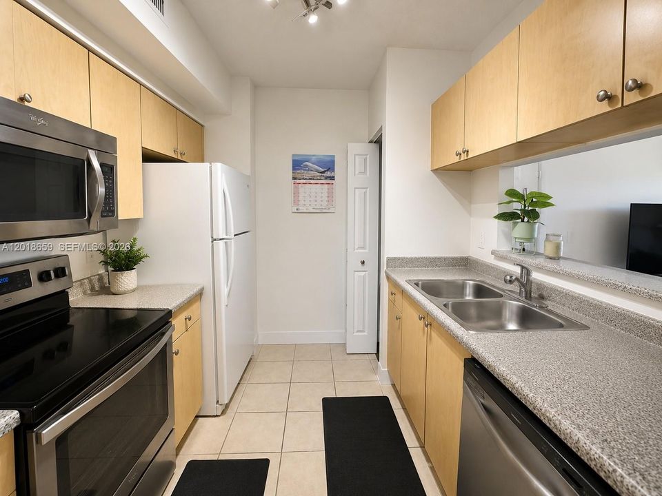 For Sale: $249,700 (1 beds, 1 baths, 730 Square Feet)