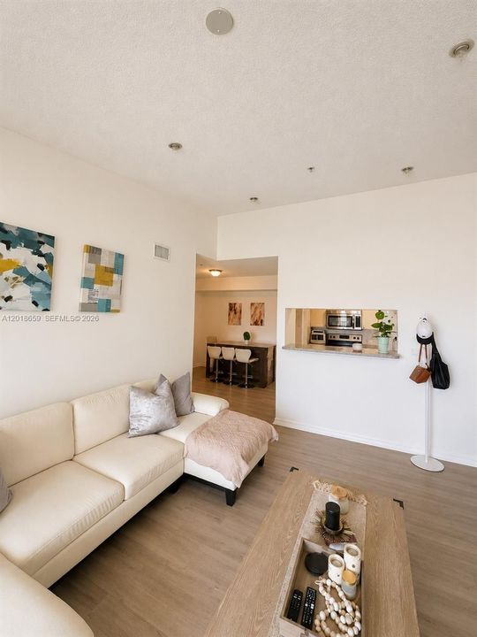 For Sale: $249,700 (1 beds, 1 baths, 730 Square Feet)