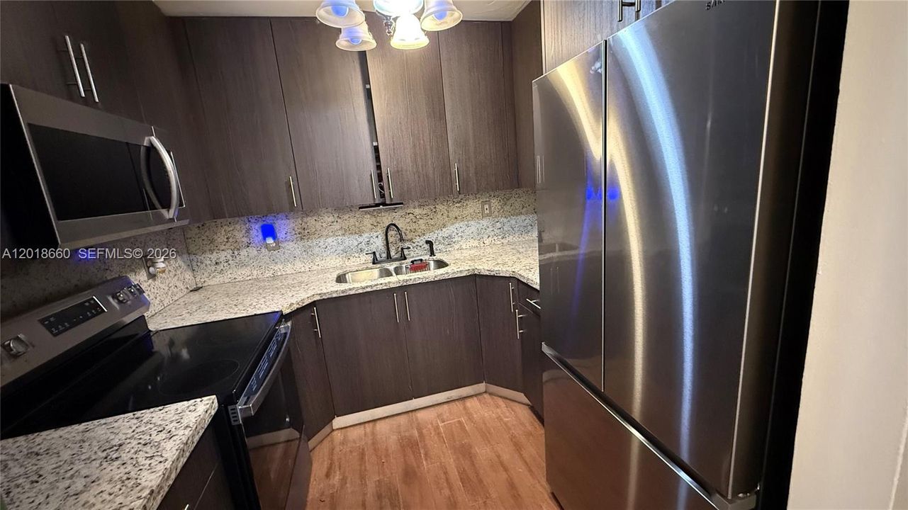 Под контрактом: $2,600 (3 спален, 2 ванн, 1079 Квадратных фут)