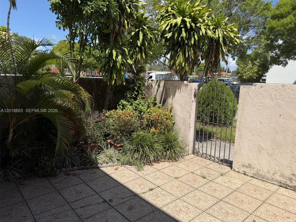 Walled in front and back patio