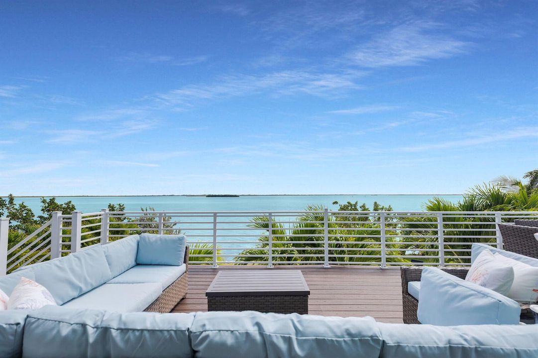 Open Water Balcony Lounge