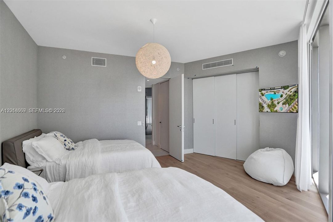 For Sale: $3,050,000 (2 beds, 2 baths, 1592 Square Feet)