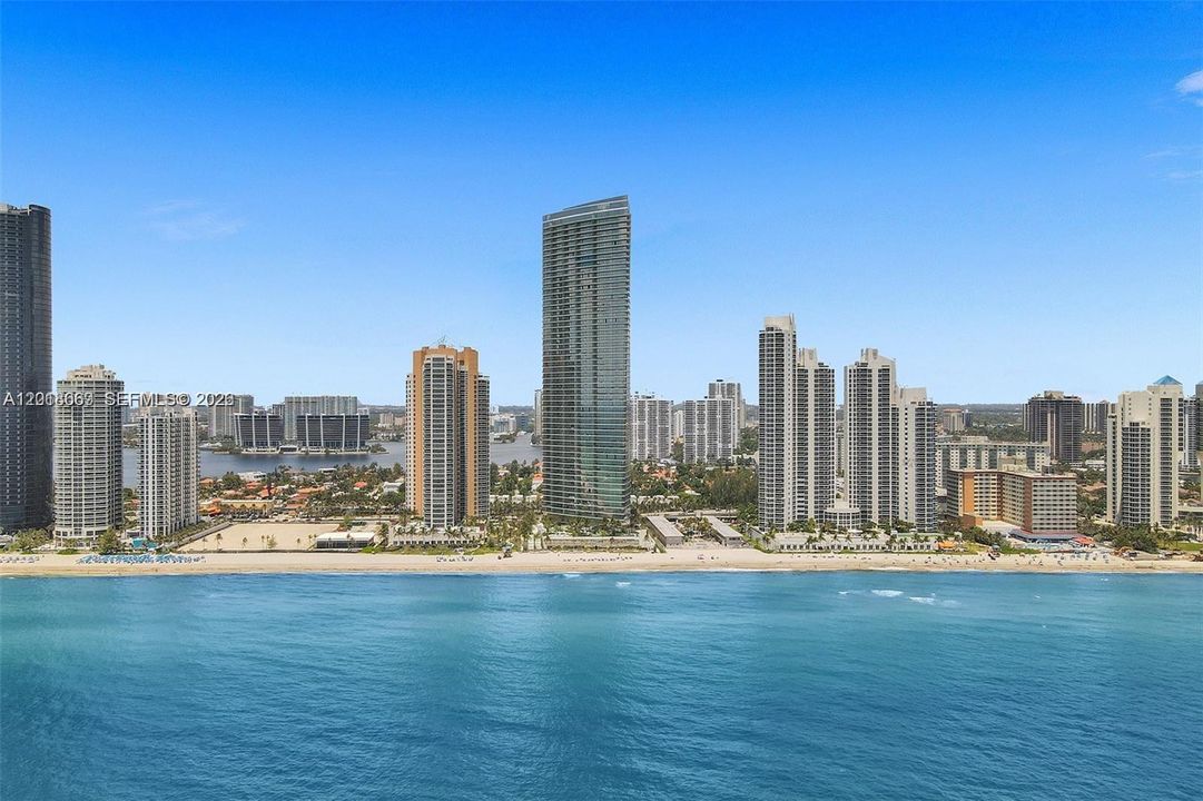 For Sale: $3,050,000 (2 beds, 2 baths, 1592 Square Feet)