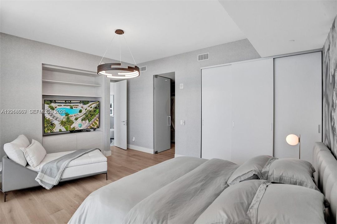 For Sale: $3,050,000 (2 beds, 2 baths, 1592 Square Feet)