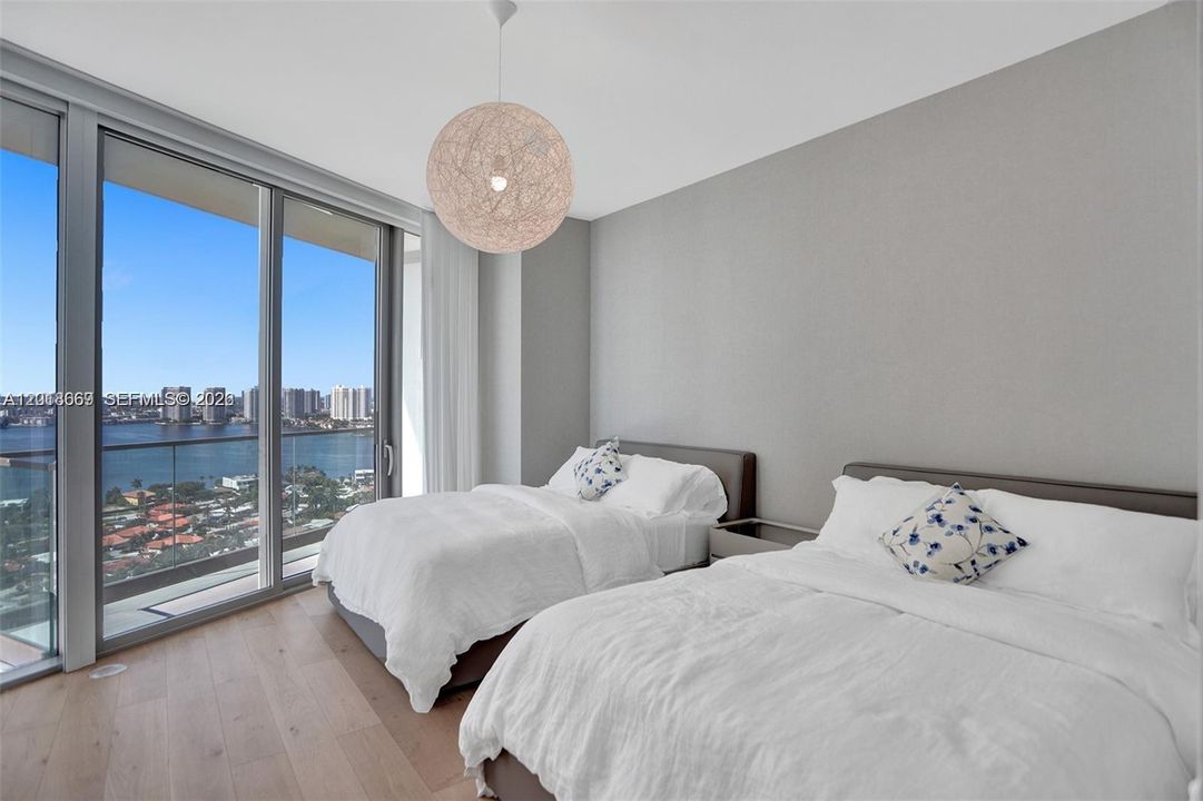 For Sale: $3,050,000 (2 beds, 2 baths, 1592 Square Feet)