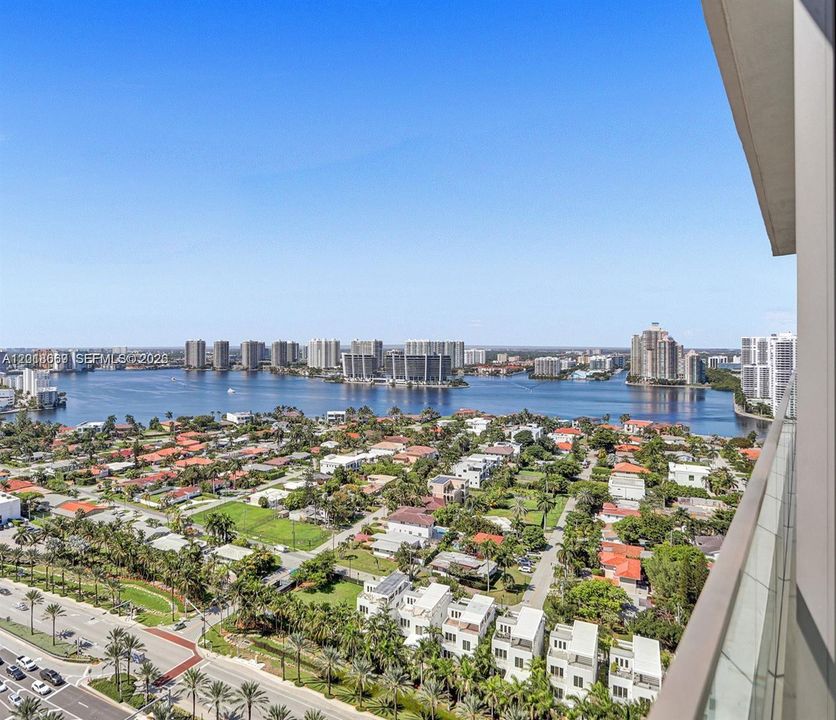 For Sale: $3,050,000 (2 beds, 2 baths, 1592 Square Feet)
