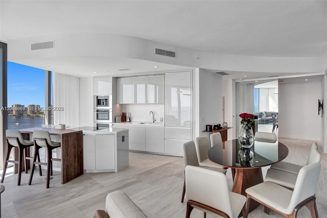 For Sale: $3,050,000 (2 beds, 2 baths, 1592 Square Feet)