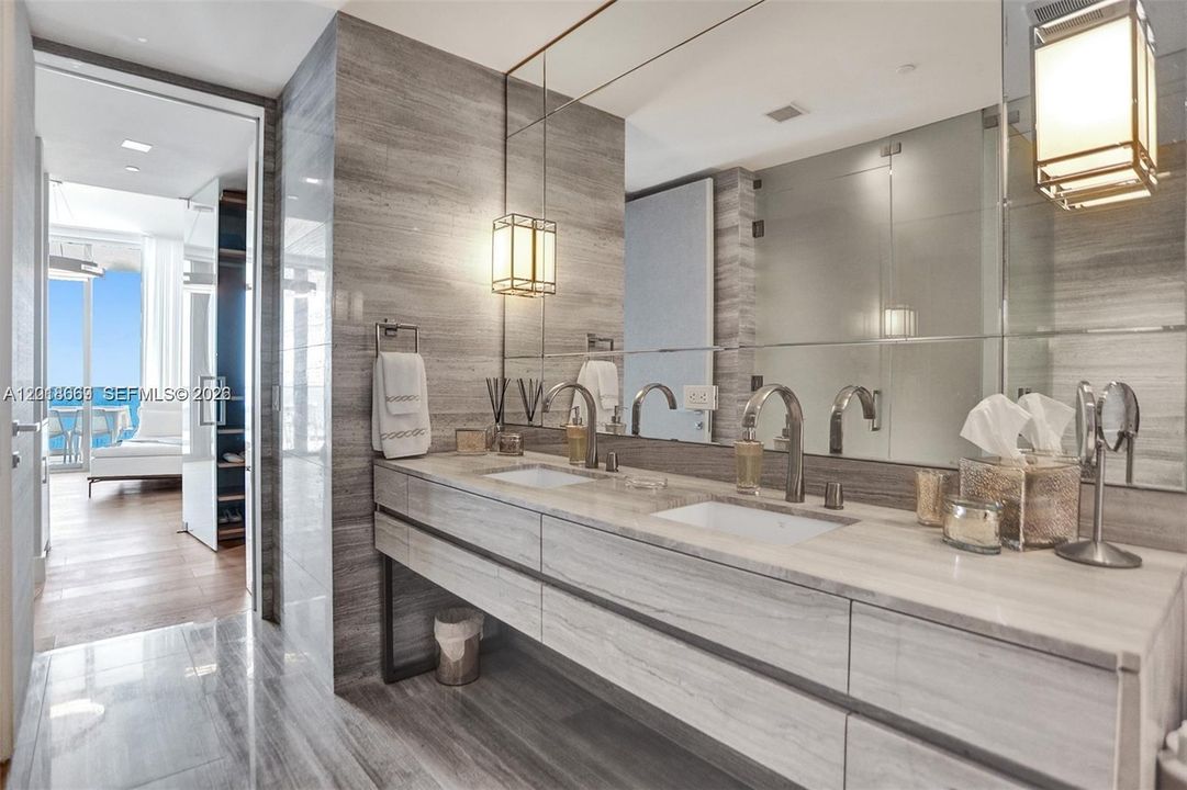 For Sale: $3,050,000 (2 beds, 2 baths, 1592 Square Feet)