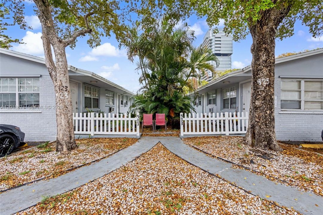 Active With Contract: $1,500 (1 beds, 1 baths, 650 Square Feet)
