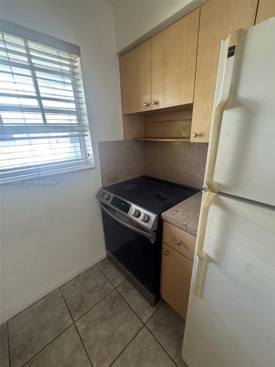 Active With Contract: $1,500 (1 beds, 1 baths, 650 Square Feet)