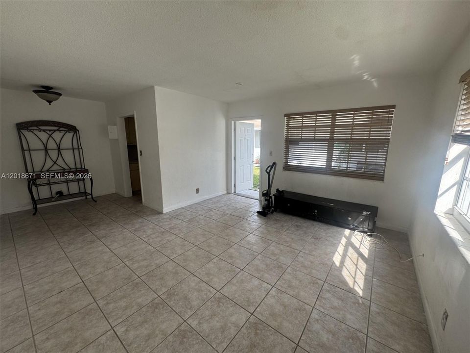 Active With Contract: $1,500 (1 beds, 1 baths, 650 Square Feet)