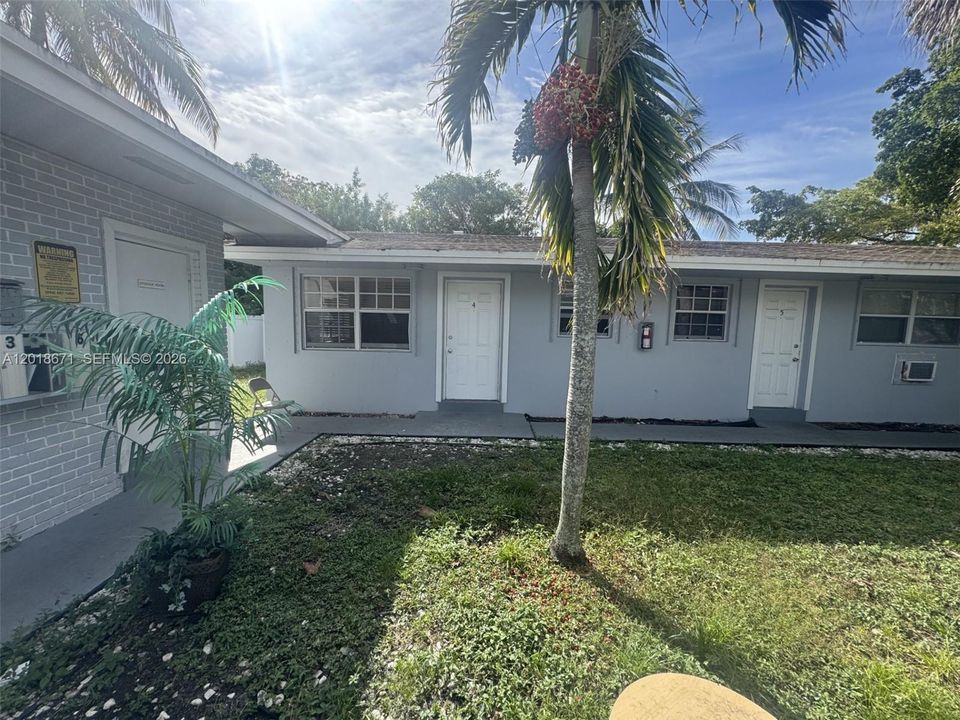 Active With Contract: $1,500 (1 beds, 1 baths, 650 Square Feet)