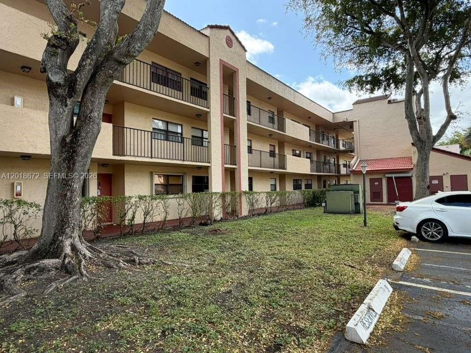 For Sale: $218,000 (2 beds, 2 baths, 820 Square Feet)