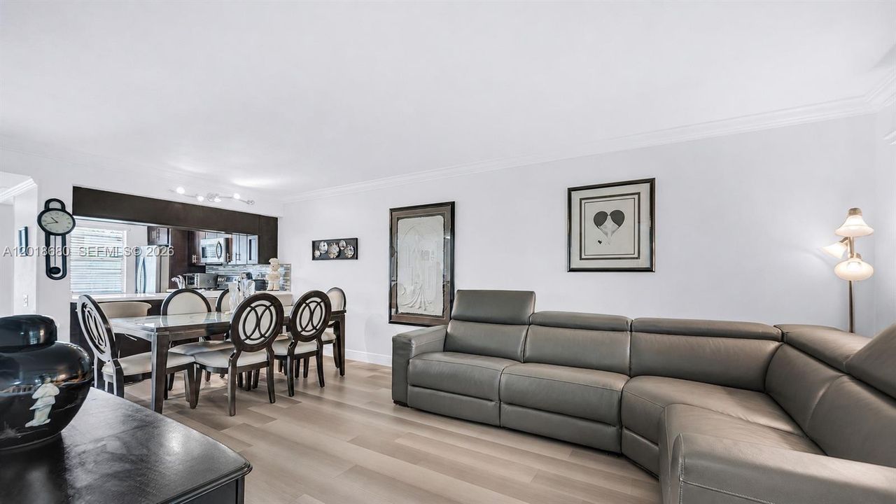 For Sale: $199,000 (2 beds, 2 baths, 962 Square Feet)