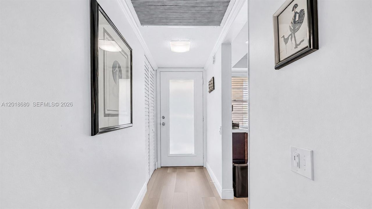 For Sale: $199,000 (2 beds, 2 baths, 962 Square Feet)