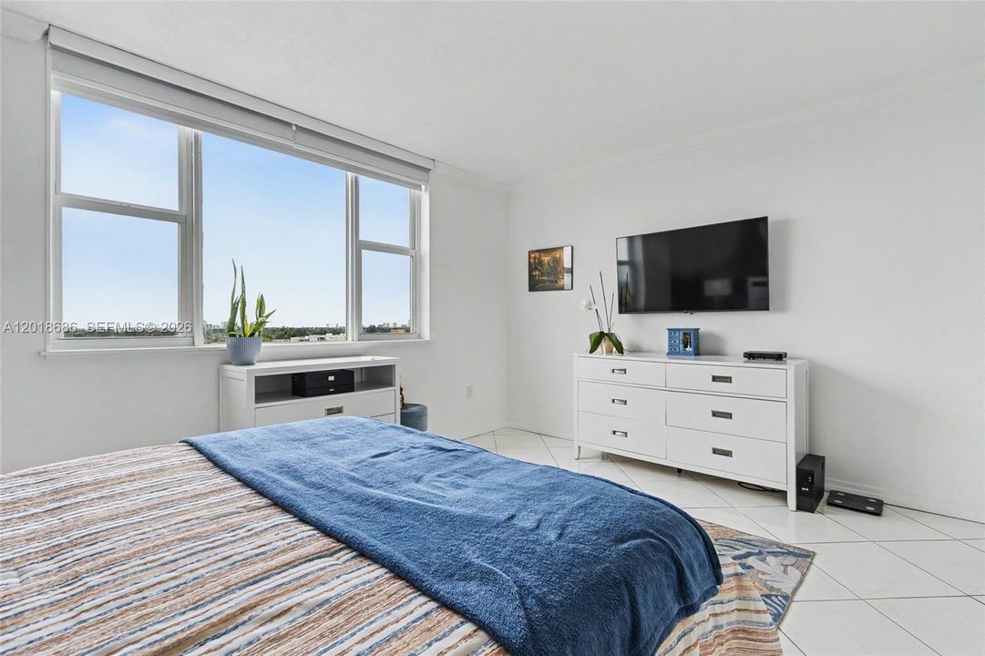 Active With Contract: $159,500 (1 beds, 1 baths, 844 Square Feet)