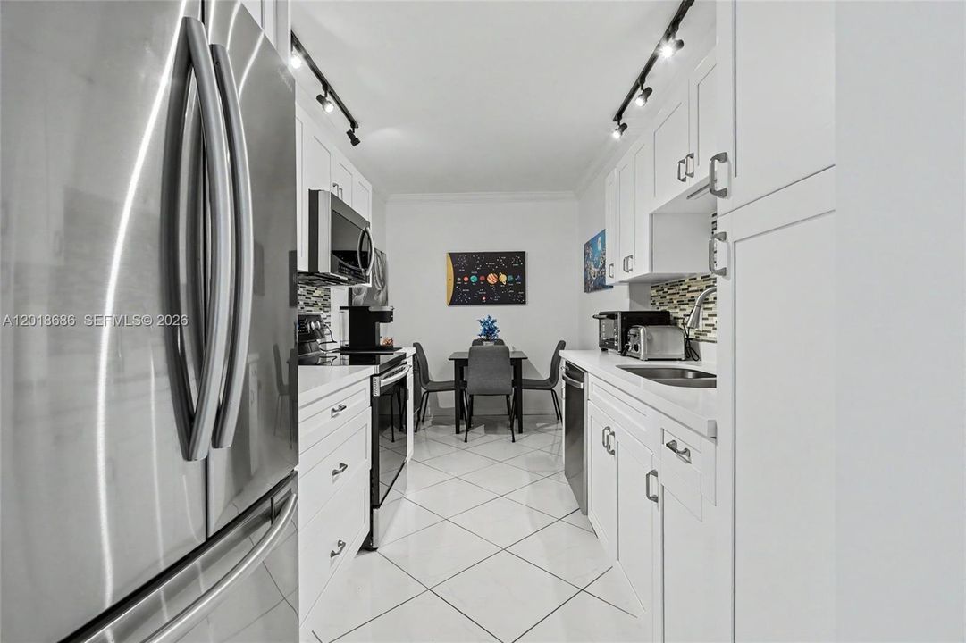 Active With Contract: $159,500 (1 beds, 1 baths, 844 Square Feet)