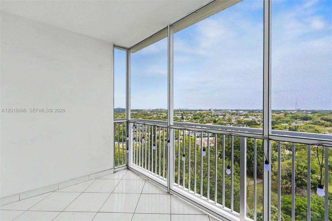 Active With Contract: $159,500 (1 beds, 1 baths, 844 Square Feet)