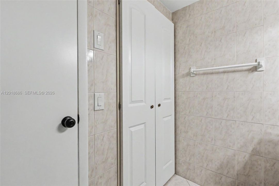 Active With Contract: $159,500 (1 beds, 1 baths, 844 Square Feet)