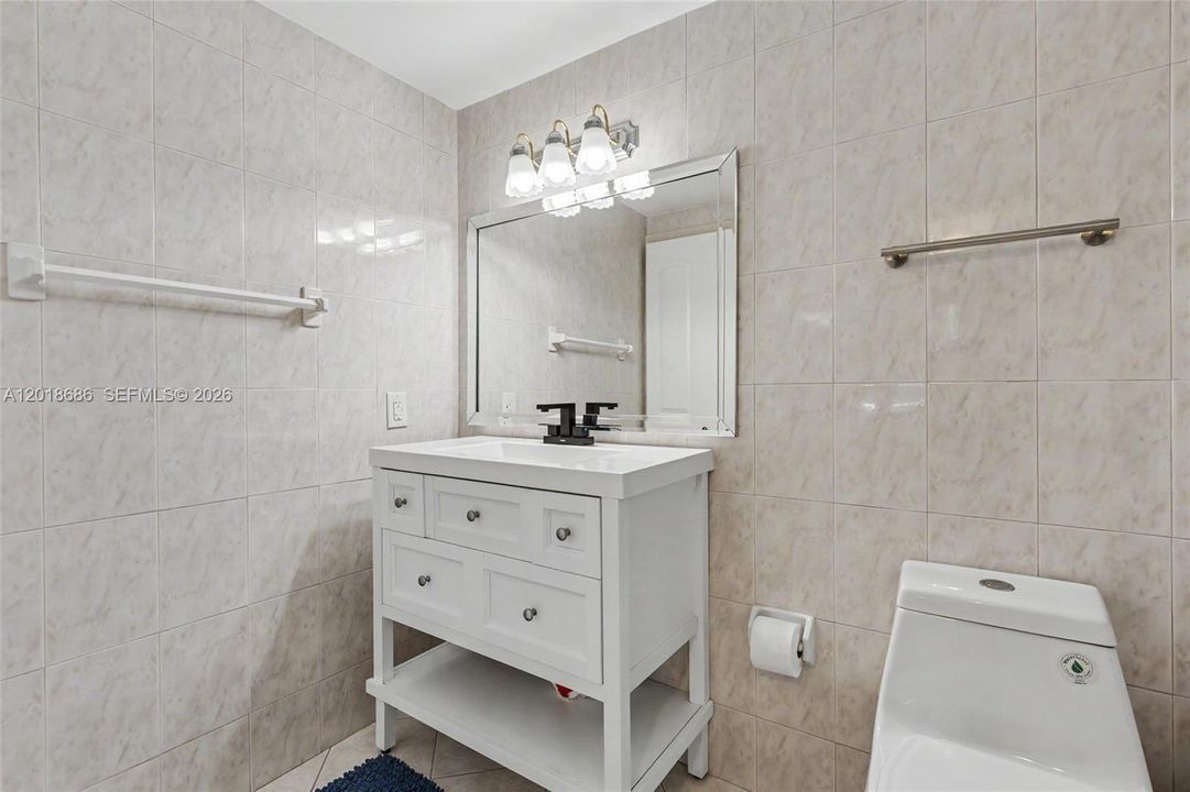 Active With Contract: $159,500 (1 beds, 1 baths, 844 Square Feet)