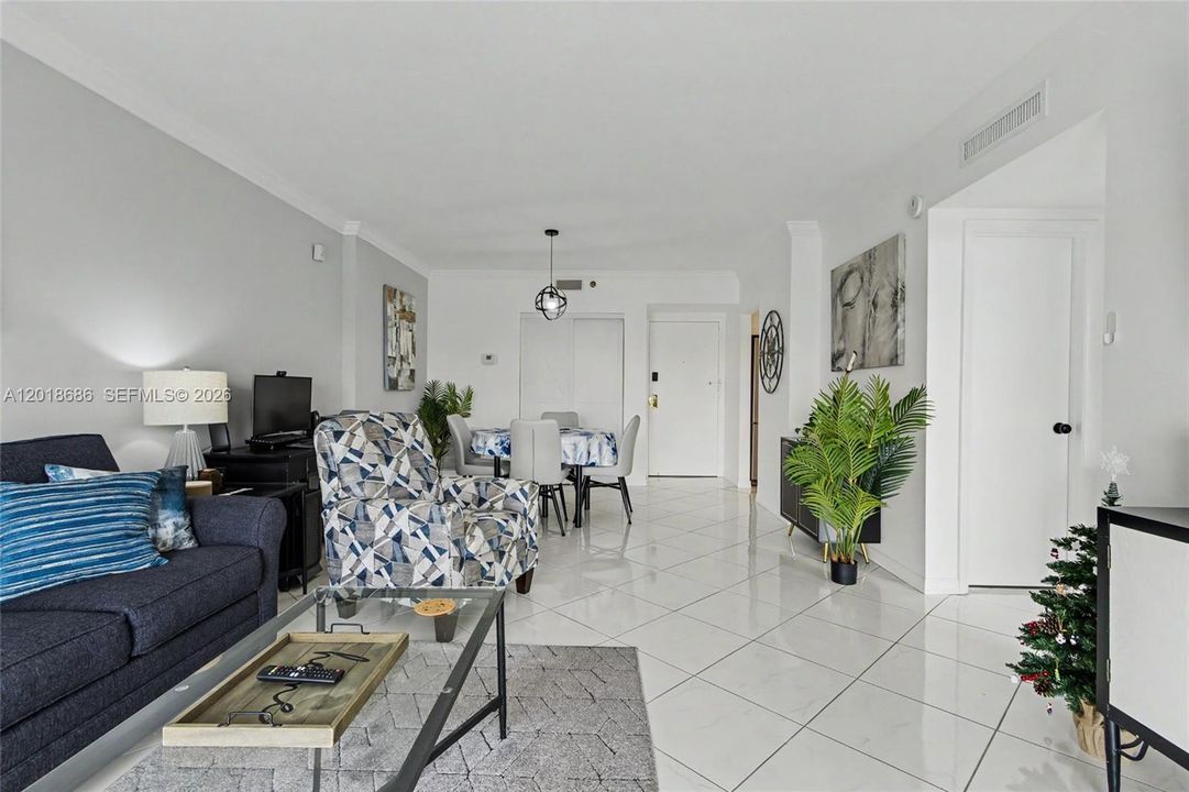 Active With Contract: $159,500 (1 beds, 1 baths, 844 Square Feet)