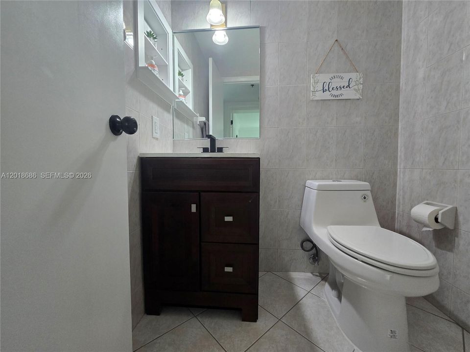 Active With Contract: $159,500 (1 beds, 1 baths, 844 Square Feet)
