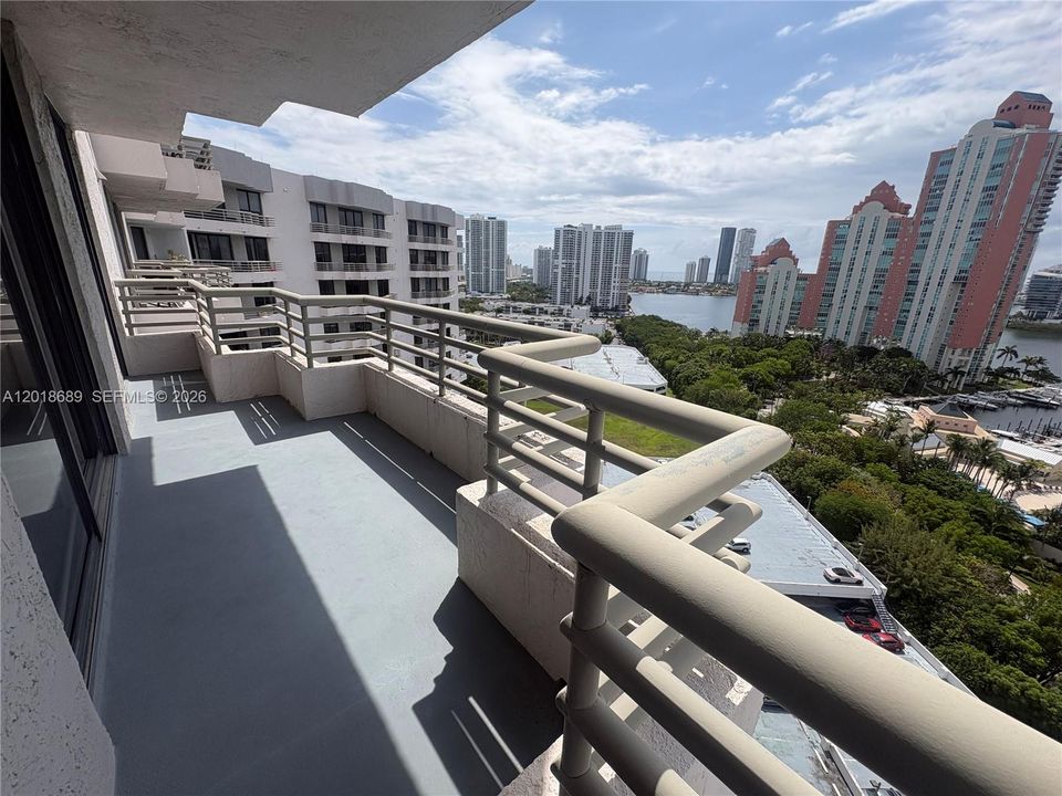 Activo con contrato: $3,200 (2 camas, 2 baños, 1302 Pies cuadrados)