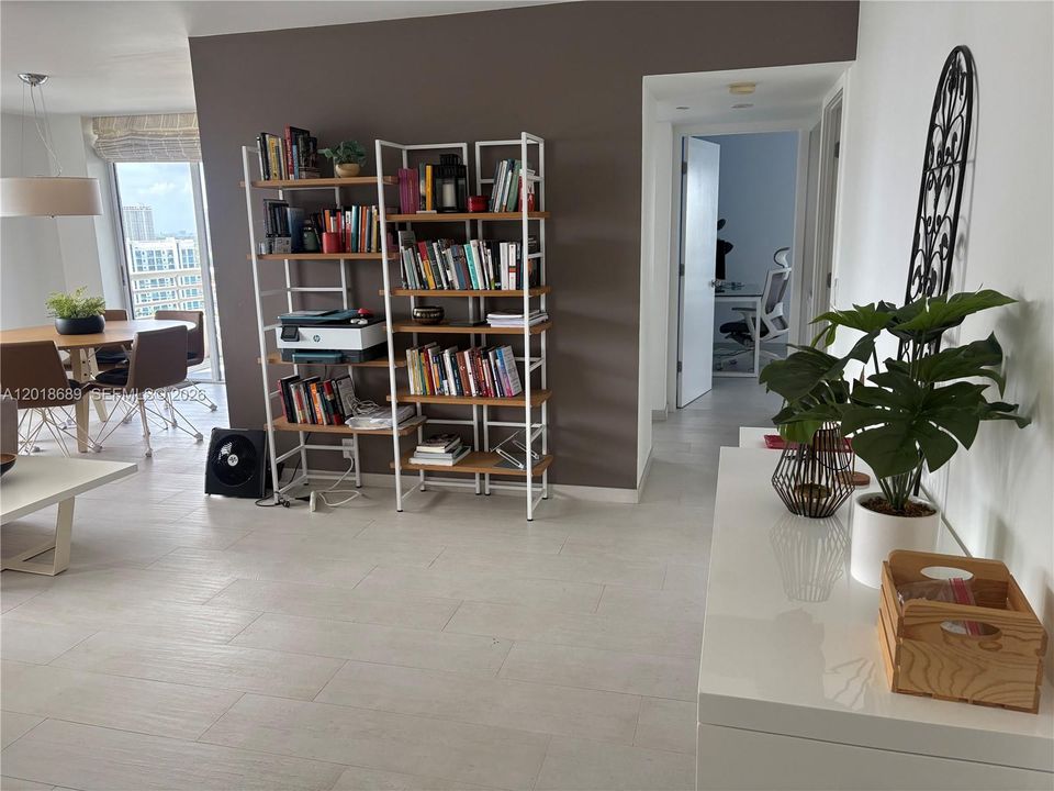 Activo con contrato: $3,200 (2 camas, 2 baños, 1302 Pies cuadrados)