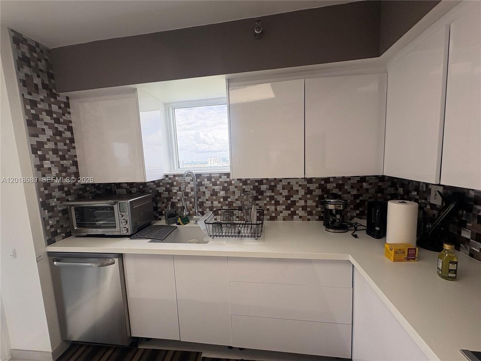Activo con contrato: $3,200 (2 camas, 2 baños, 1302 Pies cuadrados)