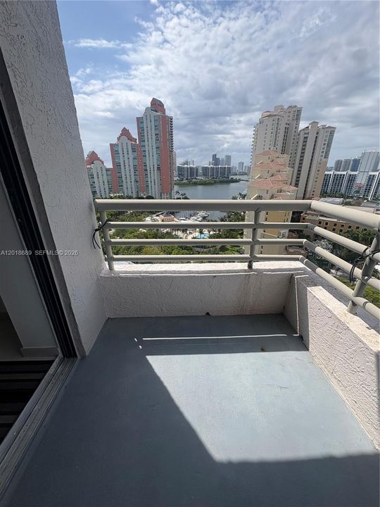 Activo con contrato: $3,200 (2 camas, 2 baños, 1302 Pies cuadrados)