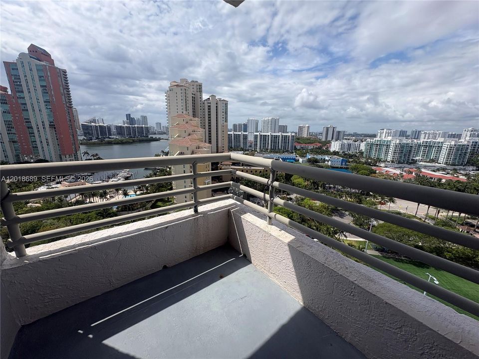 Activo con contrato: $3,200 (2 camas, 2 baños, 1302 Pies cuadrados)
