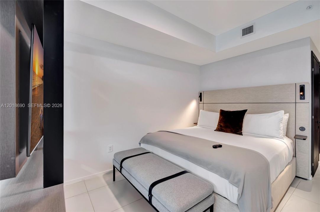 For Sale: $795,000 (1 beds, 1 baths, 442 Square Feet)