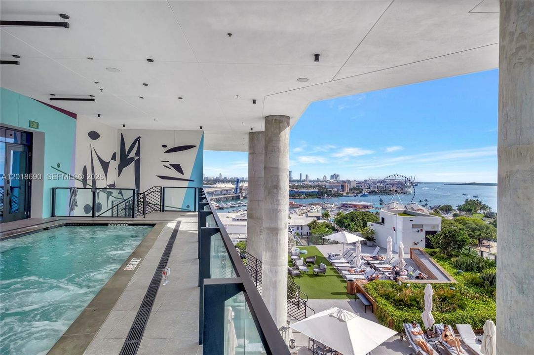 For Sale: $795,000 (1 beds, 1 baths, 442 Square Feet)