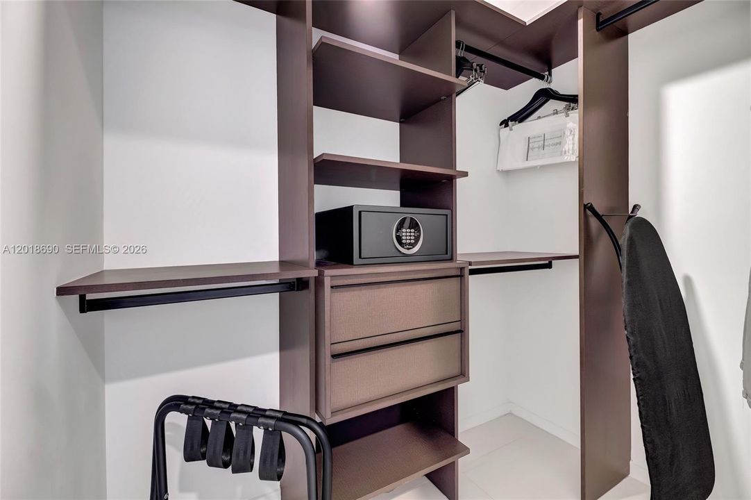 For Sale: $795,000 (1 beds, 1 baths, 442 Square Feet)